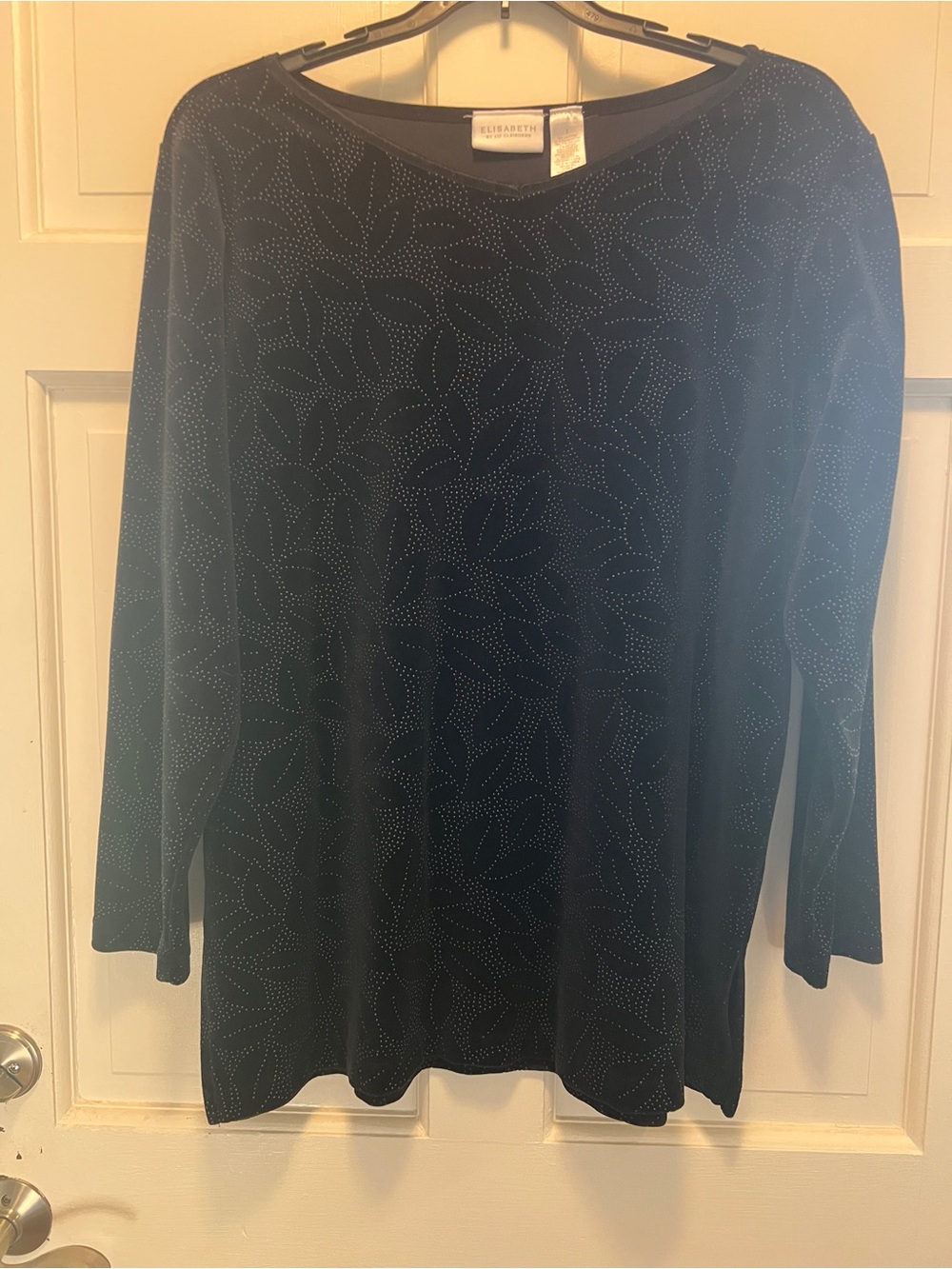 Liz Claiborne Black Long-Sleeve V-Neck Tunic with Dotted Leaf Print Size 1